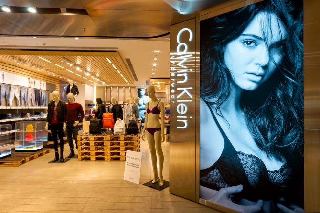 Производитель одежды Calvin Klein снизил прибыль более чем в два раза