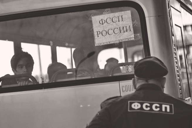 Приставов попросили не блокировать счета ритейлеров за долги