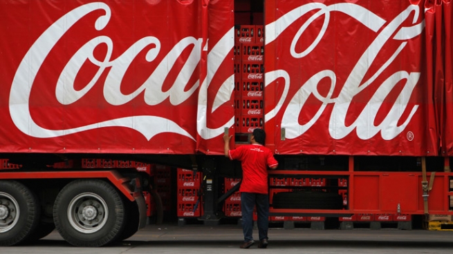 Чистая прибыль Coca-Cola в I полугодии упала вдвое