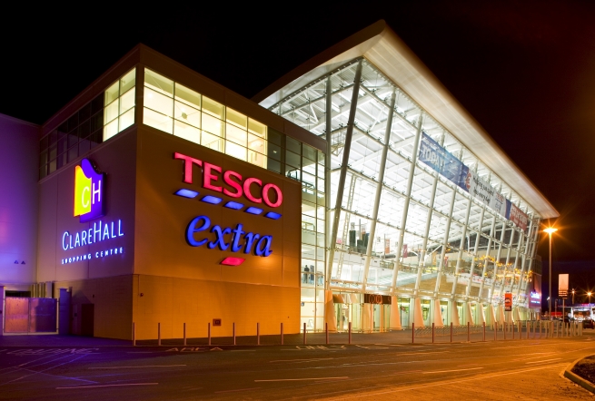 Британская сеть Tesco закроет 43 магазина на фоне скандала