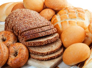 СберМаркет: россияне покупают белый хлеб чаще, чем черный