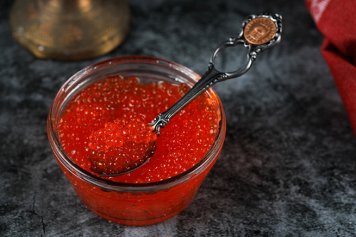 За год красная икра в России подорожала на 59% | New Retail