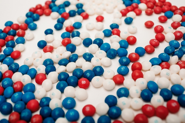 Mars стал производить Skittles в цветах российского флага
