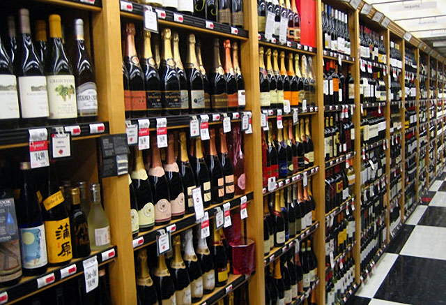 Правительство может обязать магазины проверять акцизные марки на алкоголь приборами
