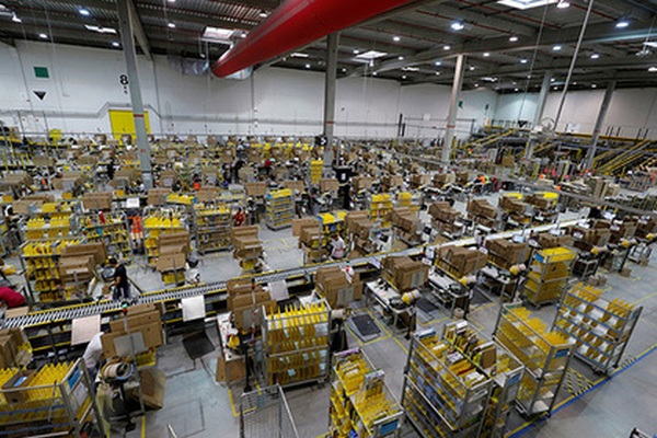 Amazon снова оказался в центре скандала, запретив сотрудникам склада посещать уборные в рабочее время