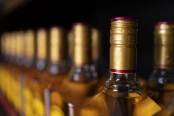 Розничные продажи крепкого алкоголя в России достигли максимума за семь лет