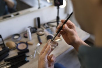 65% онлайн-покупателей приобретает товары для красоты и здоровья через приложения