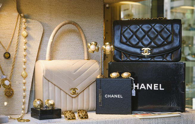 Chanel отказалась продавать вещи жителям России