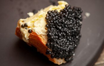 В интернет-магазинах РФ зафиксирован рост продаж черной икры в 5,2 раза