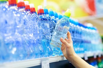 СберМаркет: россияне предпочитают отечественные бренды воды без газа