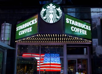 Starbucks в США обяжет работников привиться от COVID-19