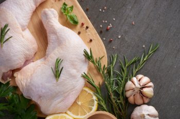 ФАС: производители начали снижать оптовые цены на мясо кур