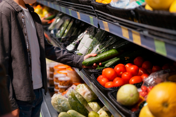 Выручка российского продуктового ритейла в 2025 году увеличилась на 25%
