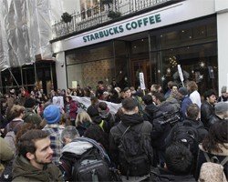 В Британии демонстранты блокировали кафетерии Starbucks 