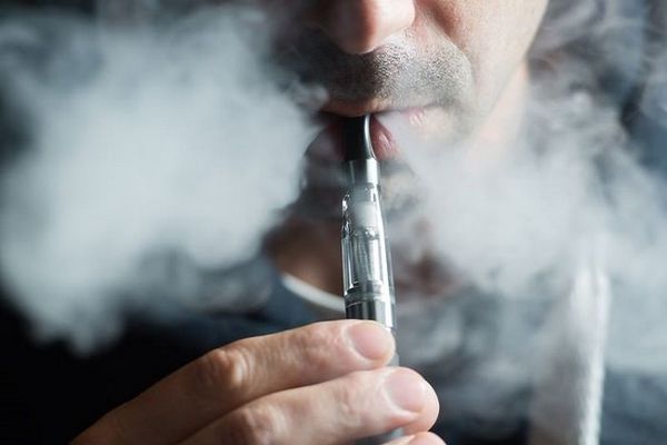 Крупнейшие игроки табачного рынка и ритейлеры договорились не продавать электронные сигареты несовершеннолетним