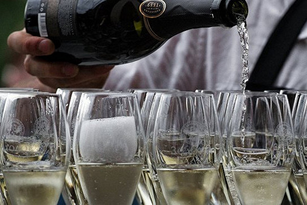Эксперты предложили повысить минимальную цену на коньяк и шампанское