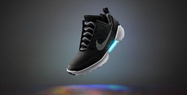 Самозашнуровывающиеся кроссовки Nike поступили в продажу