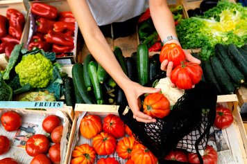 Не только за продуктами: почему рынки становятся новым местом притяжения молодежи?