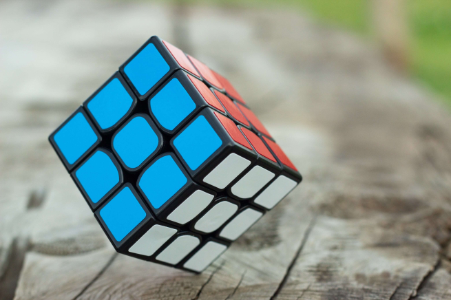 На крупнейших маркетплейсах резко вырос спрос на головоломку «Кубик Рубика»