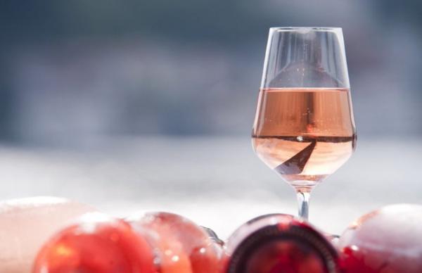 Роскачество определило лучшие розовые вина к 8 Марта