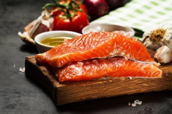 Цены на лосося в федеральных сетях снизятся осенью на 10-25%