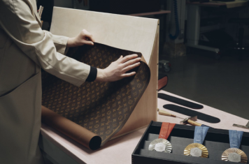 Бернар Арно усиливает контроль над LVMH Бернар Арно усиливает контроль над LVMH