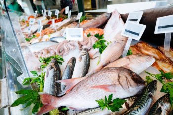 В РФ за неделю снизились розничные и оптовые цены на рыбную продукцию
