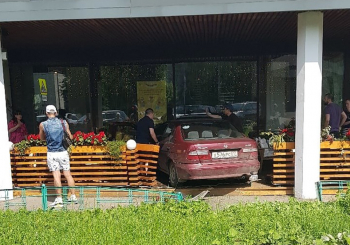В Москве машина въехала в веранду ресторана «Тануки»