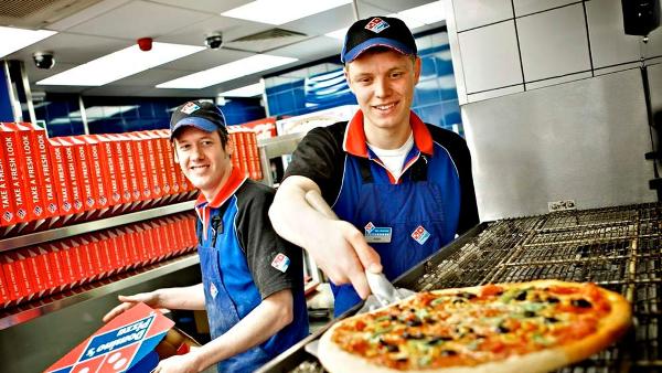 В России запустился новый сервис доставки «Пицца заказывает человека»