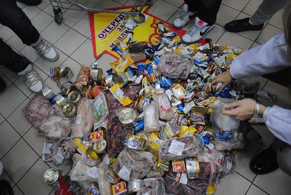 Активисты выступили за запрет выбрасывания просроченных продуктов в России