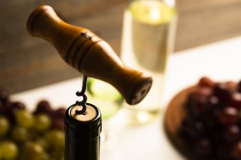 Эксперт Роскачества: как правильно хранить вино дома