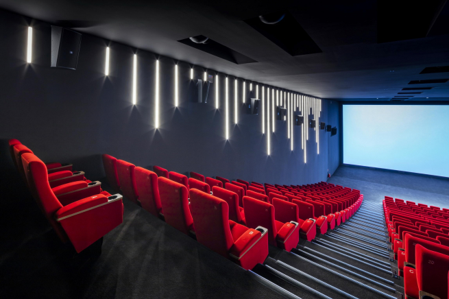 Владельцы кинотеатров просят не наказывать их за показ голливудских фильмов