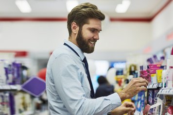 Большинство мужчин считают покупку средств женской гигиены нормальной