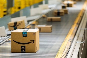 Amazon закроет три склада в Великобритании