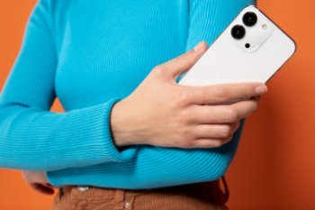 Высокие цены сдержали спрос на новые iPhone Высокие цены сдержали спрос на новые iPhone