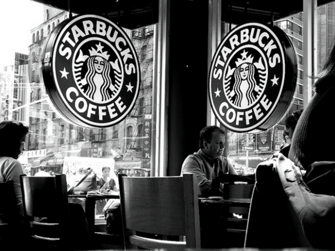 Партнерские проекты Uniqlo вместе со Starbucks и MoMa как признаки нового розничного тренда
