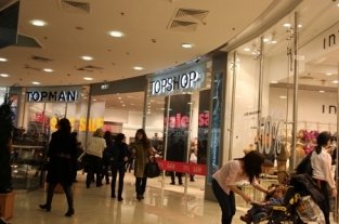 Крупнейшие магазины одежды приостановили закупку товаров в Россию из-за курса рубля