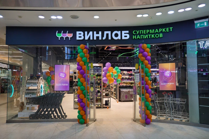 «ВинЛаб» открыл в Москве флагман с ИИ-сомелье и роботом-промоутером