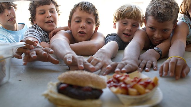 Дети отдают предпочтение вредной пище из-за рекламы