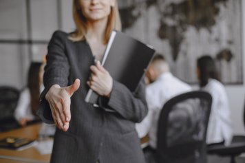 70% работодателей внедряют ИИ в найм — исследование