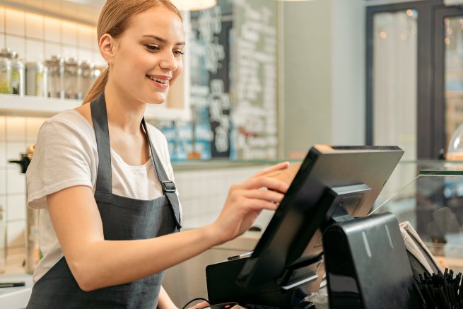 Родители считают работу курьером или продавцом подходящей для подростков – исследование