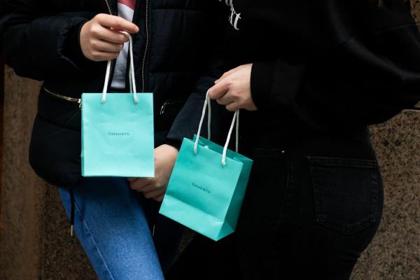 Tiffany и LVMH обсуждают новые условия сделки по слиянию – CNBC