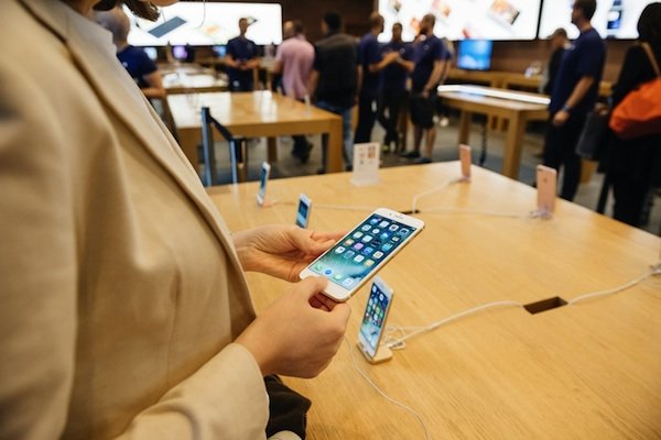 ФАС может возбудить дело по ценовому сговору ритейлеров на iPhone 7