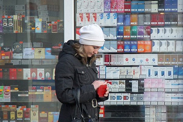 Более 60% нелегальных сигарет продается в уличных лотках и на рынках