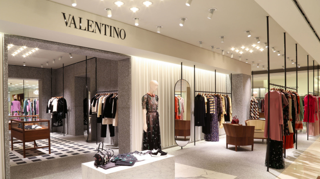 Дом моды Valentino начал отключать подсветку своих бутиков для экономии электроэнергии