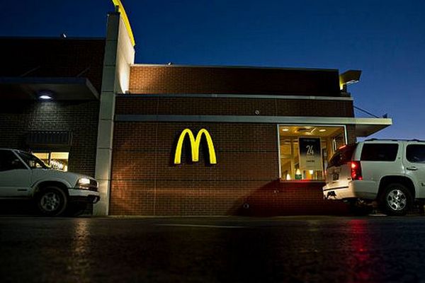 Макдоналдс оштрафован на 700 тыс. рублей за нарушения при продаже еды через «МакАвто»