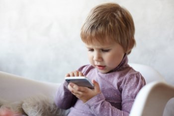В РФ хотят ввести возрастные ограничения на использование смартфонов детьми