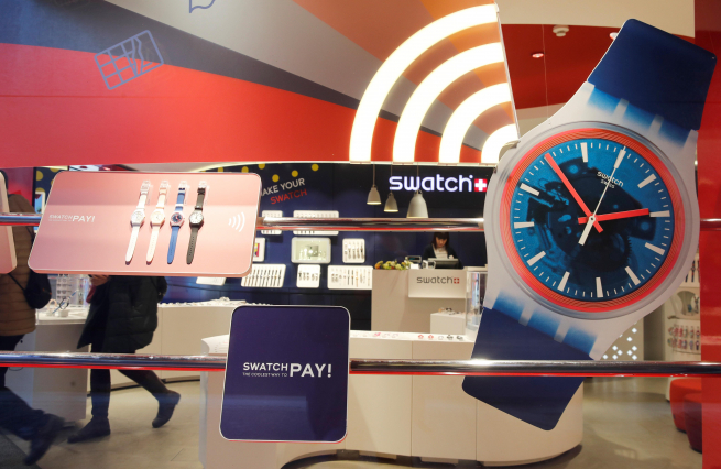 Клиенты Райффайзенбанка оплатят покупки при помощи часов Swatch