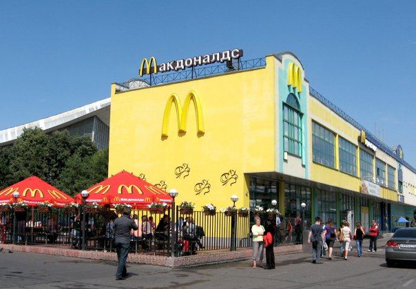 Суд закрыл Макдоналдс на ВДНХ в Москве