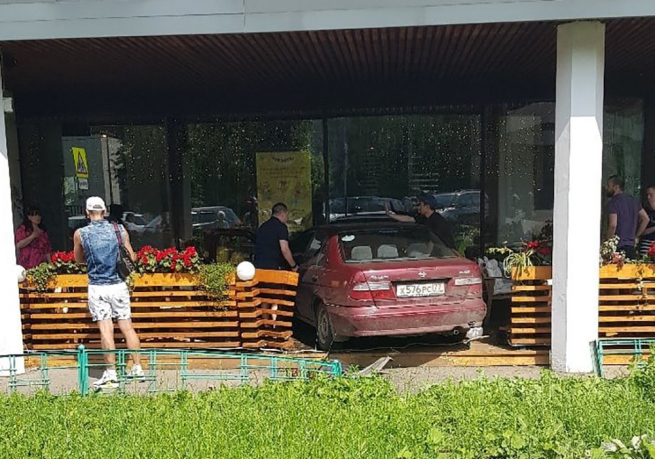 В Москве машина въехала в веранду ресторана «Тануки» В Москве машина въехала в веранду ресторана «Тануки»